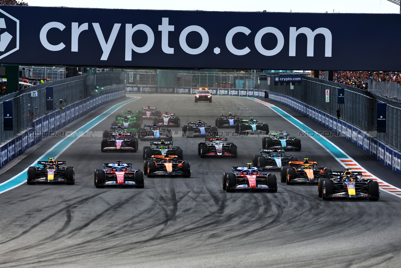 GP MIAMI, Max Verstappen (NLD) Red Bull Racing RB20 davanti a at the partenza of the race.

05.05.2024. Formula 1 World Championship, Rd 6, Miami Grand Prix, Miami, Florida, USA, Gara Day.

 - www.xpbimages.com, EMail: requests@xpbimages.com © Copyright: Staley / XPB Images