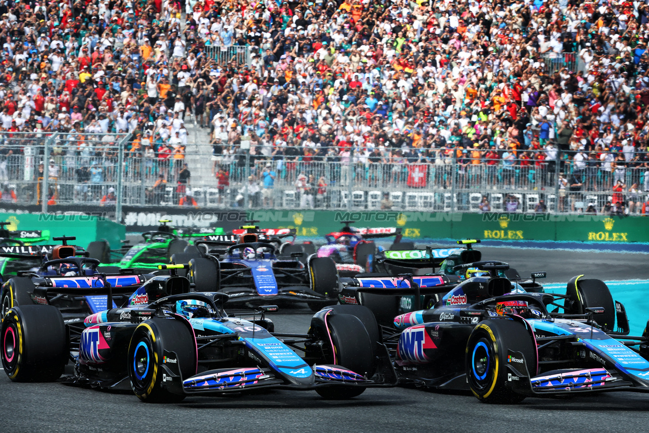 GP MIAMI, (L to R): Pierre Gasly (FRA) Alpine F1 Team A524 e Esteban Ocon (FRA) Alpine F1 Team A524 at the partenza of the race.

05.05.2024. Formula 1 World Championship, Rd 6, Miami Grand Prix, Miami, Florida, USA, Gara Day.

- www.xpbimages.com, EMail: requests@xpbimages.com © Copyright: Charniaux / XPB Images