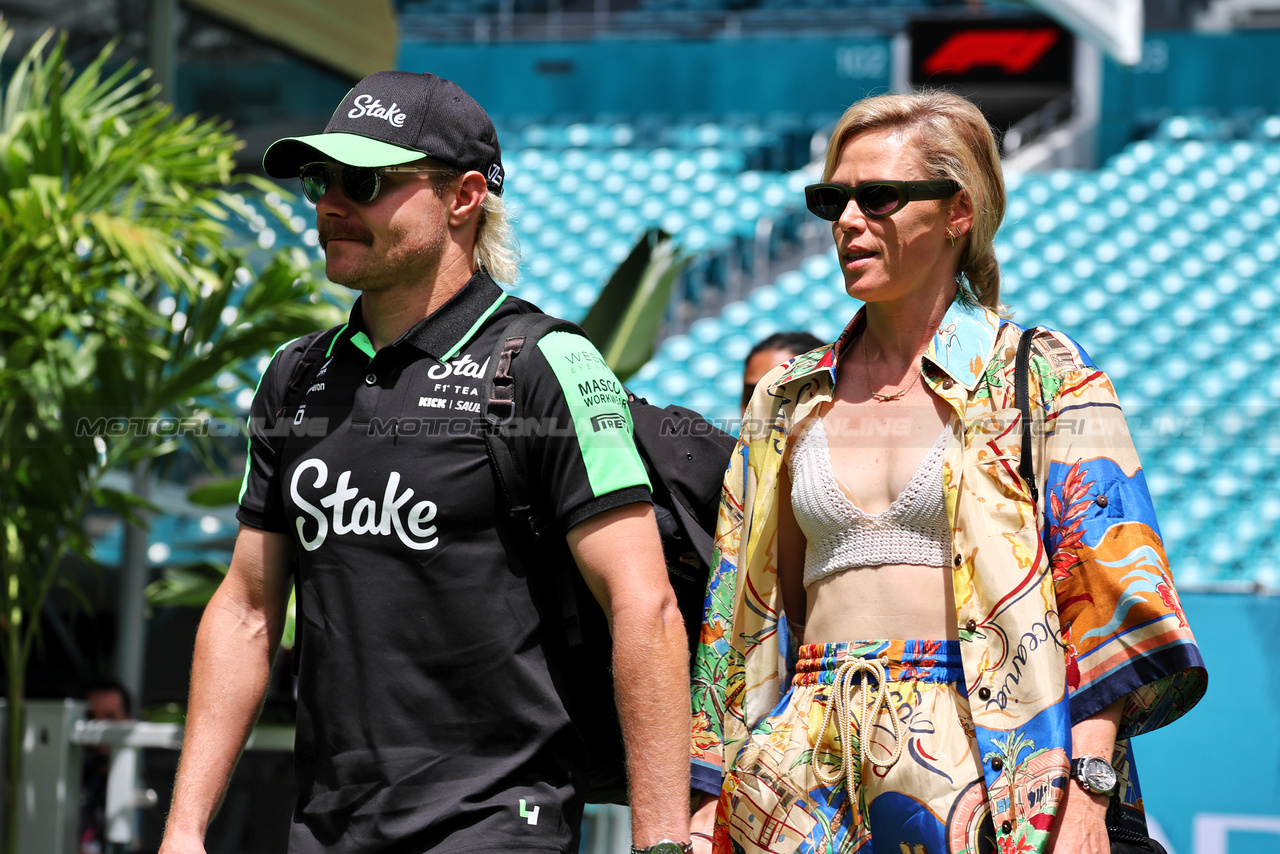 GP MIAMI, (L to R): Valtteri Bottas (FIN) Sauber with Domenica Tiffany Cromwell (AUS) Professional Cyclist.

05.05.2024. Formula 1 World Championship, Rd 6, Miami Grand Prix, Miami, Florida, USA, Gara Day.

- www.xpbimages.com, EMail: requests@xpbimages.com © Copyright: Moy / XPB Images