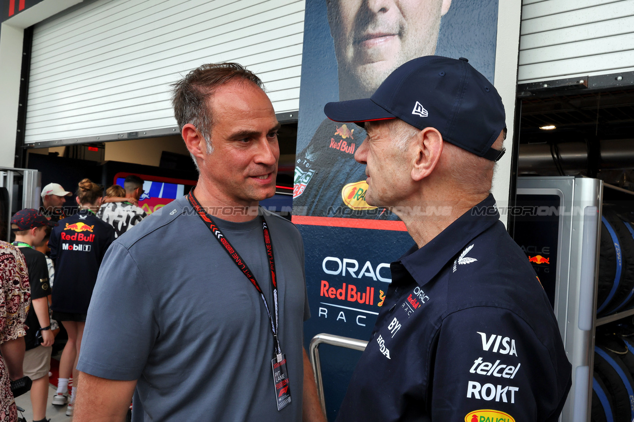 GP MIAMI, (L to R): Oliver Mintzlaff (GER) Red Bull Managing Director with Adrian Newey (GBR) Red Bull Racing Chief Technical Officer.

05.05.2024. Formula 1 World Championship, Rd 6, Miami Grand Prix, Miami, Florida, USA, Gara Day.

- www.xpbimages.com, EMail: requests@xpbimages.com © Copyright: Moy / XPB Images