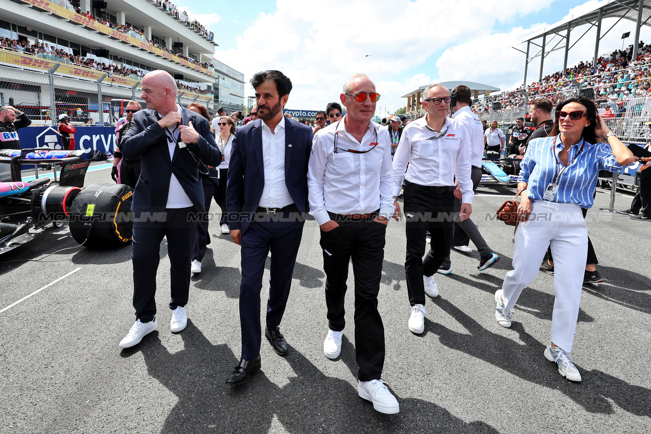 GP MIAMI, Mohammed Bin Sulayem (UAE) FIA President with Greg Maffei (USA) Liberty Media Corporation President e Chief Executive Officer on the grid.

05.05.2024. Formula 1 World Championship, Rd 6, Miami Grand Prix, Miami, Florida, USA, Gara Day.

- www.xpbimages.com, EMail: requests@xpbimages.com © Copyright: Moy / XPB Images