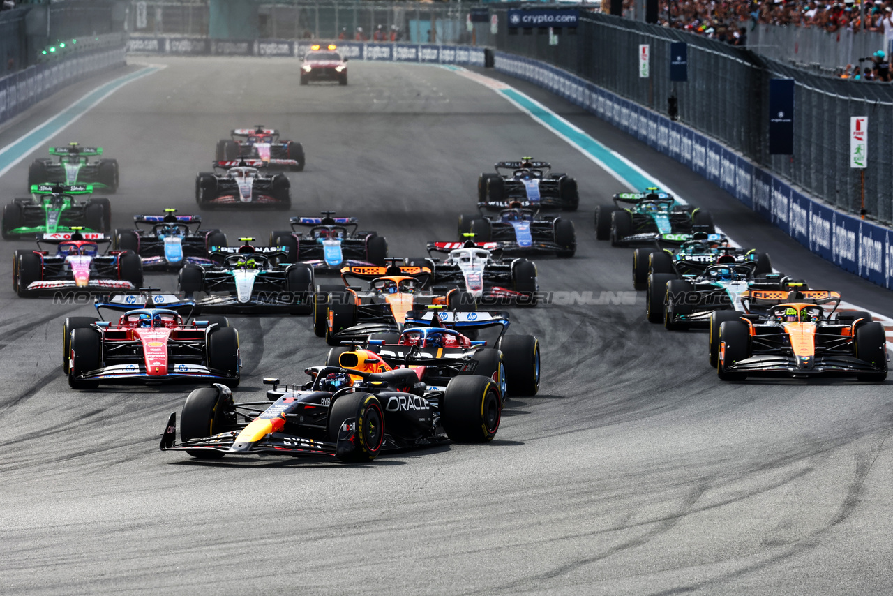 GP MIAMI, Max Verstappen (NLD) Red Bull Racing RB20 davanti a at the partenza of the race.

05.05.2024. Formula 1 World Championship, Rd 6, Miami Grand Prix, Miami, Florida, USA, Gara Day.

 - www.xpbimages.com, EMail: requests@xpbimages.com © Copyright: Staley / XPB Images