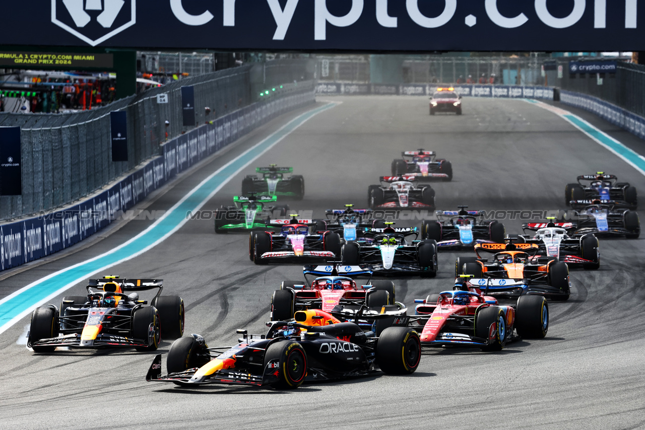 GP MIAMI, Max Verstappen (NLD) Red Bull Racing RB20 davanti a a late braking team mate Sergio Perez (MEX) Red Bull Racing RB20 at the partenza of the race.

05.05.2024. Formula 1 World Championship, Rd 6, Miami Grand Prix, Miami, Florida, USA, Gara Day.

 - www.xpbimages.com, EMail: requests@xpbimages.com © Copyright: Staley / XPB Images