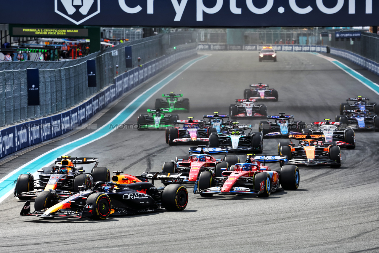 GP MIAMI, Max Verstappen (NLD) Red Bull Racing RB20 davanti a a late braking team mate Sergio Perez (MEX) Red Bull Racing RB20 at the partenza of the race.

05.05.2024. Formula 1 World Championship, Rd 6, Miami Grand Prix, Miami, Florida, USA, Gara Day.

 - www.xpbimages.com, EMail: requests@xpbimages.com © Copyright: Staley / XPB Images