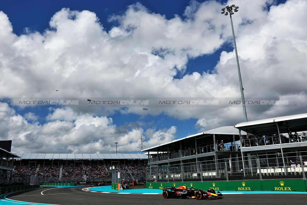 GP MIAMI, Sergio Perez (MEX) Red Bull Racing RB20.

05.05.2024. Formula 1 World Championship, Rd 6, Miami Grand Prix, Miami, Florida, USA, Gara Day.

- www.xpbimages.com, EMail: requests@xpbimages.com © Copyright: Charniaux / XPB Images