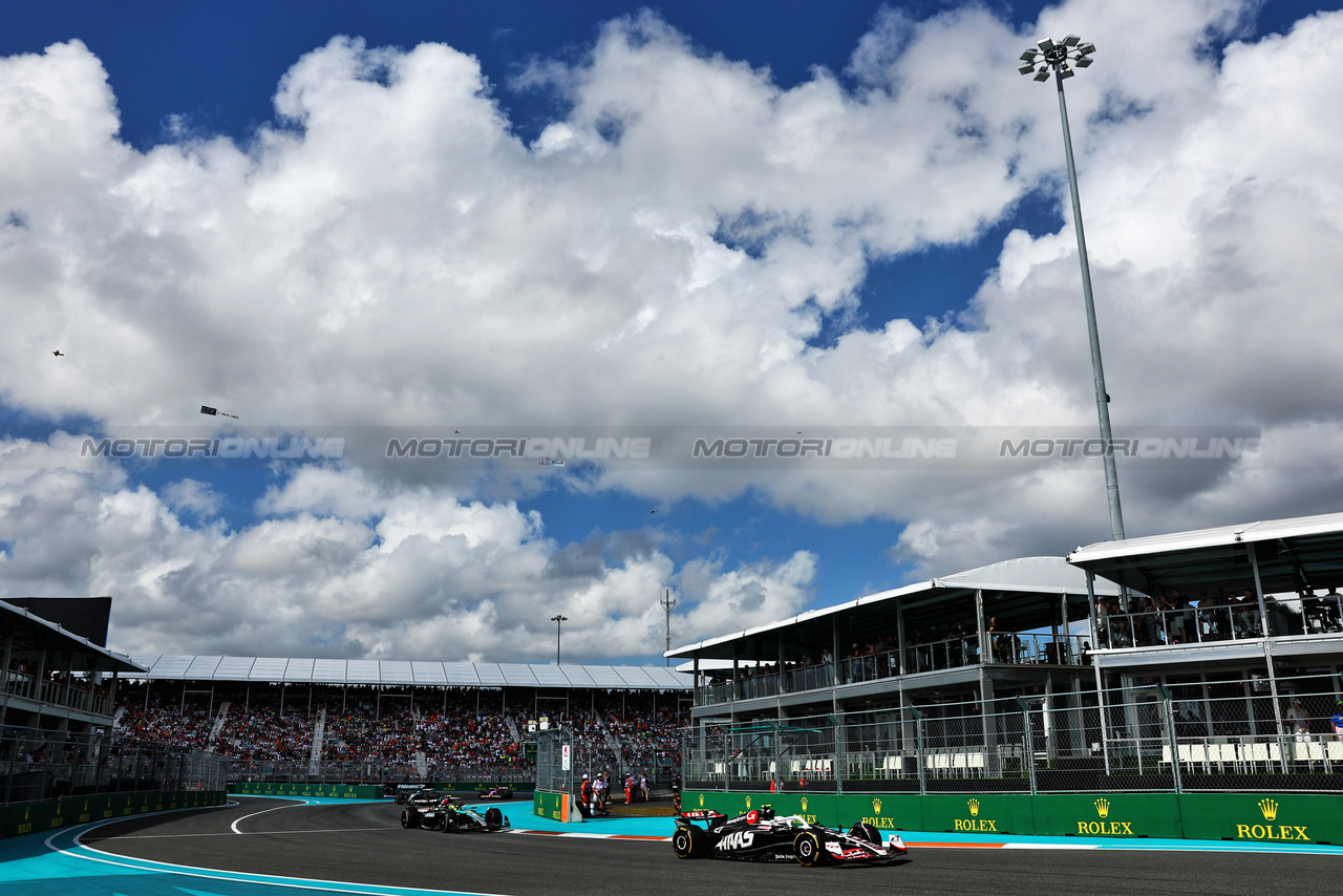 GP MIAMI, Nico Hulkenberg (GER) Haas VF-24.

05.05.2024. Formula 1 World Championship, Rd 6, Miami Grand Prix, Miami, Florida, USA, Gara Day.

- www.xpbimages.com, EMail: requests@xpbimages.com © Copyright: Charniaux / XPB Images