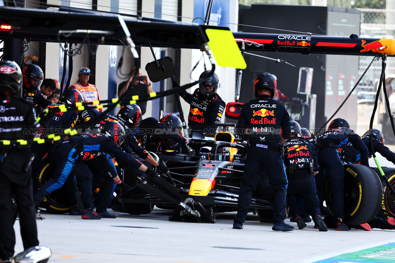 GP MIAMI, Max Verstappen (NLD) Red Bull Racing RB20 makes a pit stop.

05.05.2024. Formula 1 World Championship, Rd 6, Miami Grand Prix, Miami, Florida, USA, Gara Day.

- www.xpbimages.com, EMail: requests@xpbimages.com © Copyright: Charniaux / XPB Images