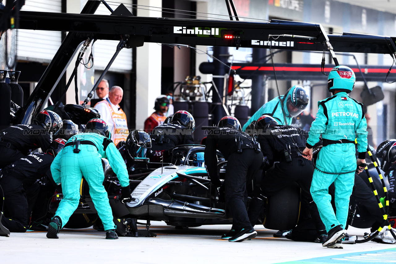 GP MIAMI, George Russell (GBR) Mercedes AMG F1 W15 makes a pit stop.

05.05.2024. Formula 1 World Championship, Rd 6, Miami Grand Prix, Miami, Florida, USA, Gara Day.

- www.xpbimages.com, EMail: requests@xpbimages.com © Copyright: Charniaux / XPB Images