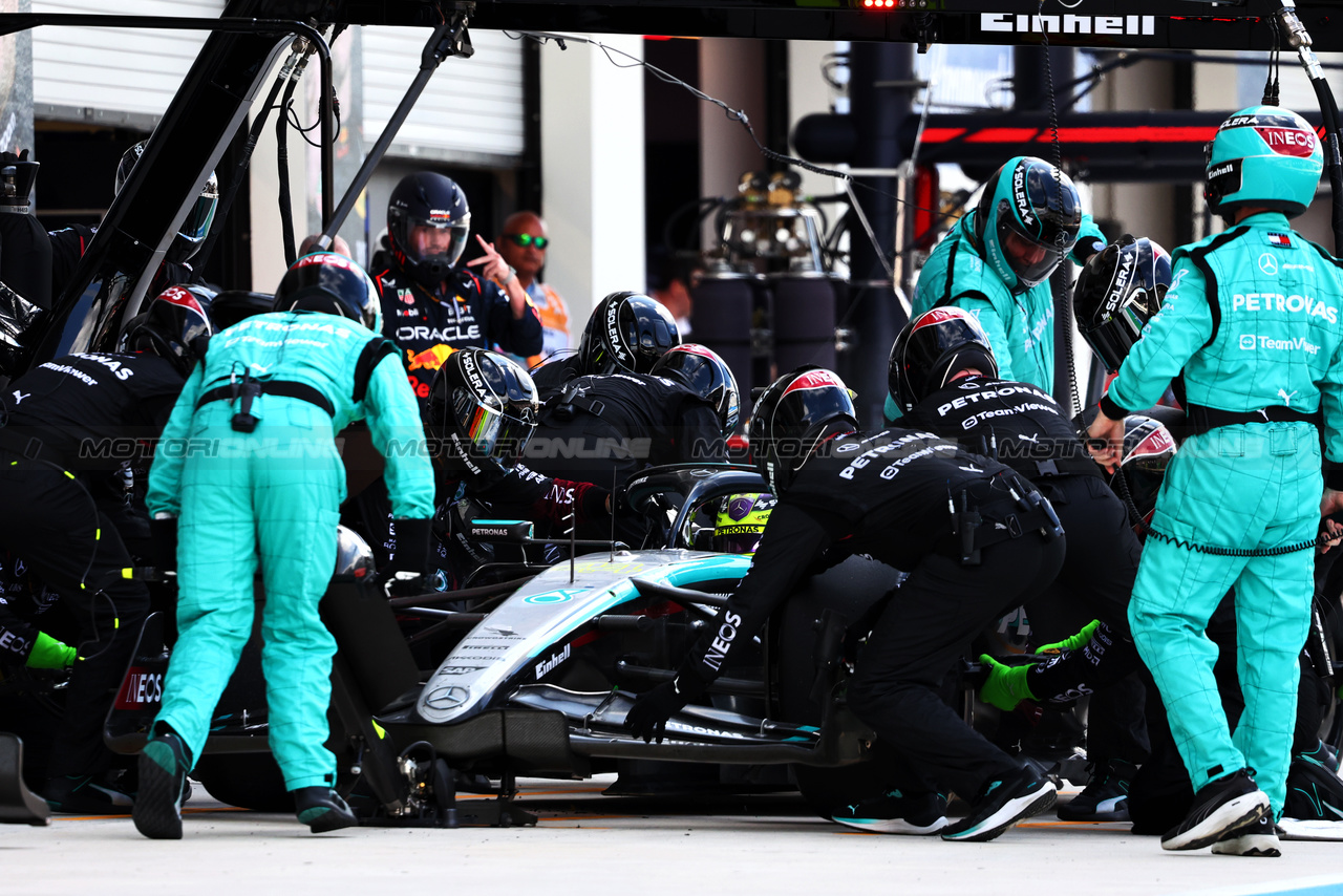 GP MIAMI, Lewis Hamilton (GBR) Mercedes AMG F1 W15 makes a pit stop.

05.05.2024. Formula 1 World Championship, Rd 6, Miami Grand Prix, Miami, Florida, USA, Gara Day.

- www.xpbimages.com, EMail: requests@xpbimages.com © Copyright: Charniaux / XPB Images