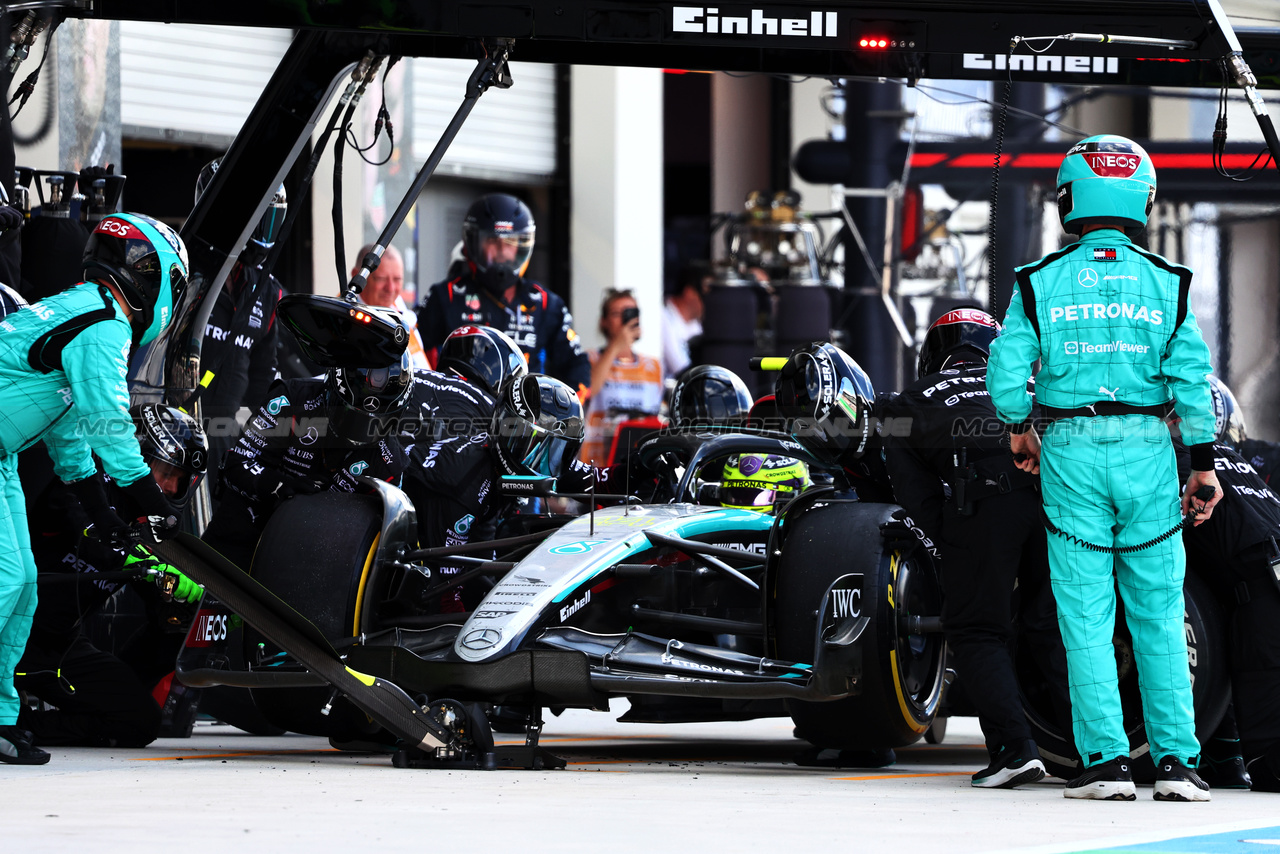 GP MIAMI, Lewis Hamilton (GBR) Mercedes AMG F1 W15 makes a pit stop.

05.05.2024. Formula 1 World Championship, Rd 6, Miami Grand Prix, Miami, Florida, USA, Gara Day.

- www.xpbimages.com, EMail: requests@xpbimages.com © Copyright: Charniaux / XPB Images