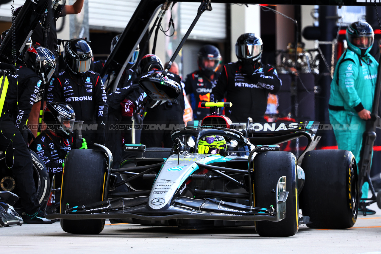 GP MIAMI, Lewis Hamilton (GBR) Mercedes AMG F1 W15 makes a pit stop.

05.05.2024. Formula 1 World Championship, Rd 6, Miami Grand Prix, Miami, Florida, USA, Gara Day.

- www.xpbimages.com, EMail: requests@xpbimages.com © Copyright: Charniaux / XPB Images