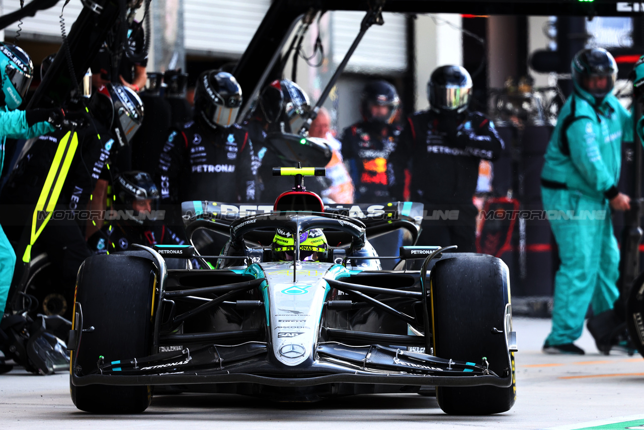 GP MIAMI, Lewis Hamilton (GBR) Mercedes AMG F1 W15 makes a pit stop.

05.05.2024. Formula 1 World Championship, Rd 6, Miami Grand Prix, Miami, Florida, USA, Gara Day.

- www.xpbimages.com, EMail: requests@xpbimages.com © Copyright: Charniaux / XPB Images