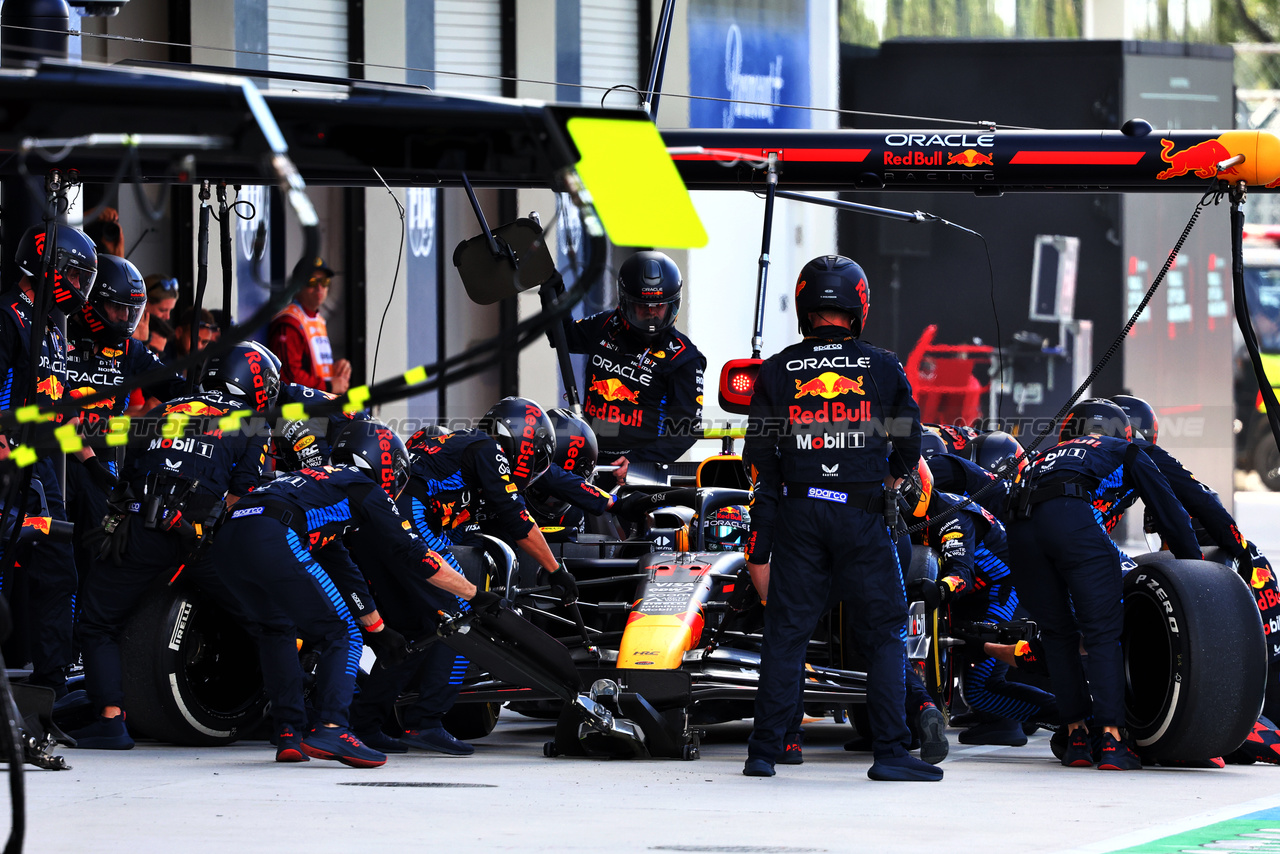 GP MIAMI, Sergio Perez (MEX) Red Bull Racing RB20 makes a pit stop.

05.05.2024. Formula 1 World Championship, Rd 6, Miami Grand Prix, Miami, Florida, USA, Gara Day.

- www.xpbimages.com, EMail: requests@xpbimages.com © Copyright: Charniaux / XPB Images