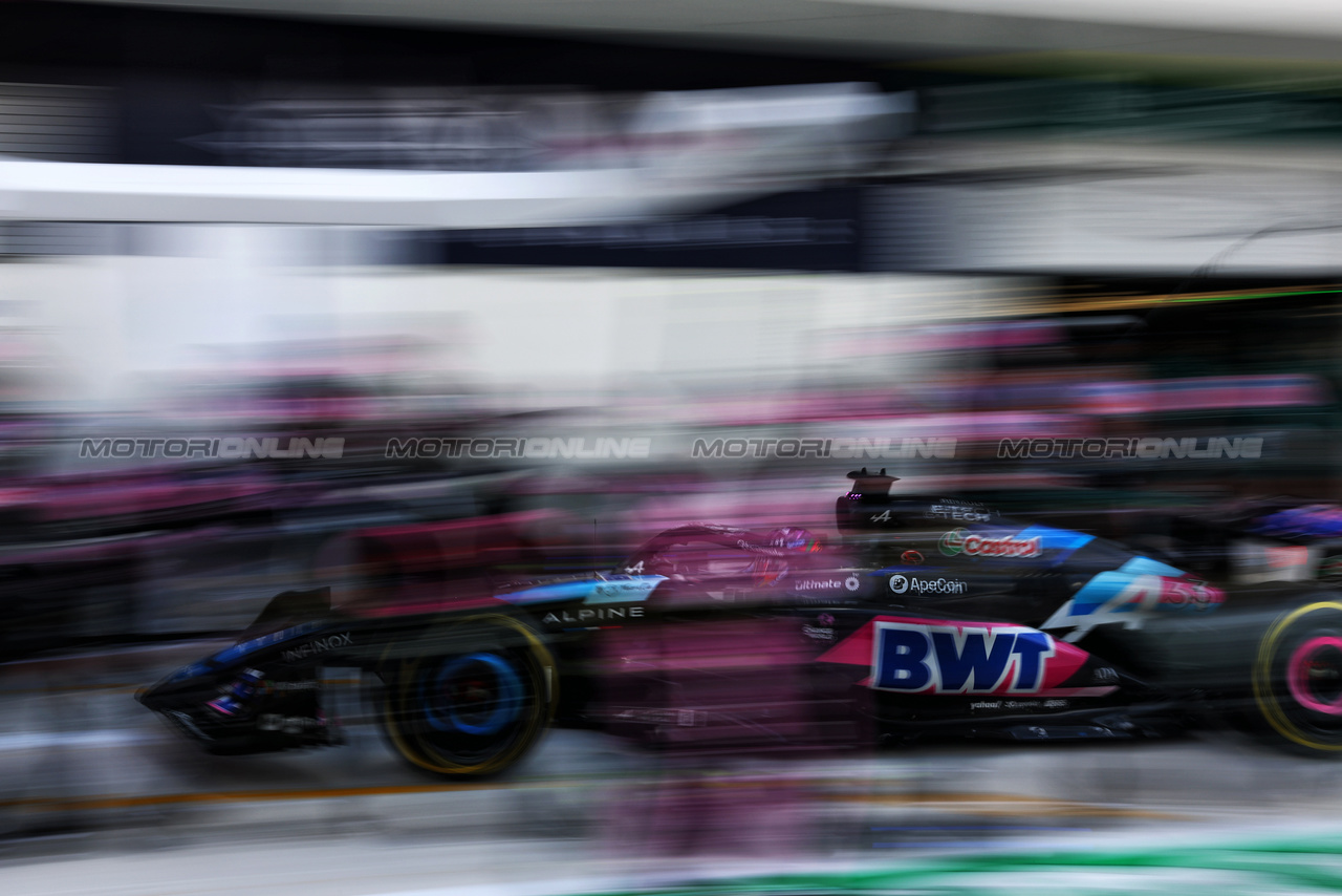 GP MIAMI, Esteban Ocon (FRA) Alpine F1 Team A524 makes a pit stop.

05.05.2024. Formula 1 World Championship, Rd 6, Miami Grand Prix, Miami, Florida, USA, Gara Day.

- www.xpbimages.com, EMail: requests@xpbimages.com © Copyright: Charniaux / XPB Images