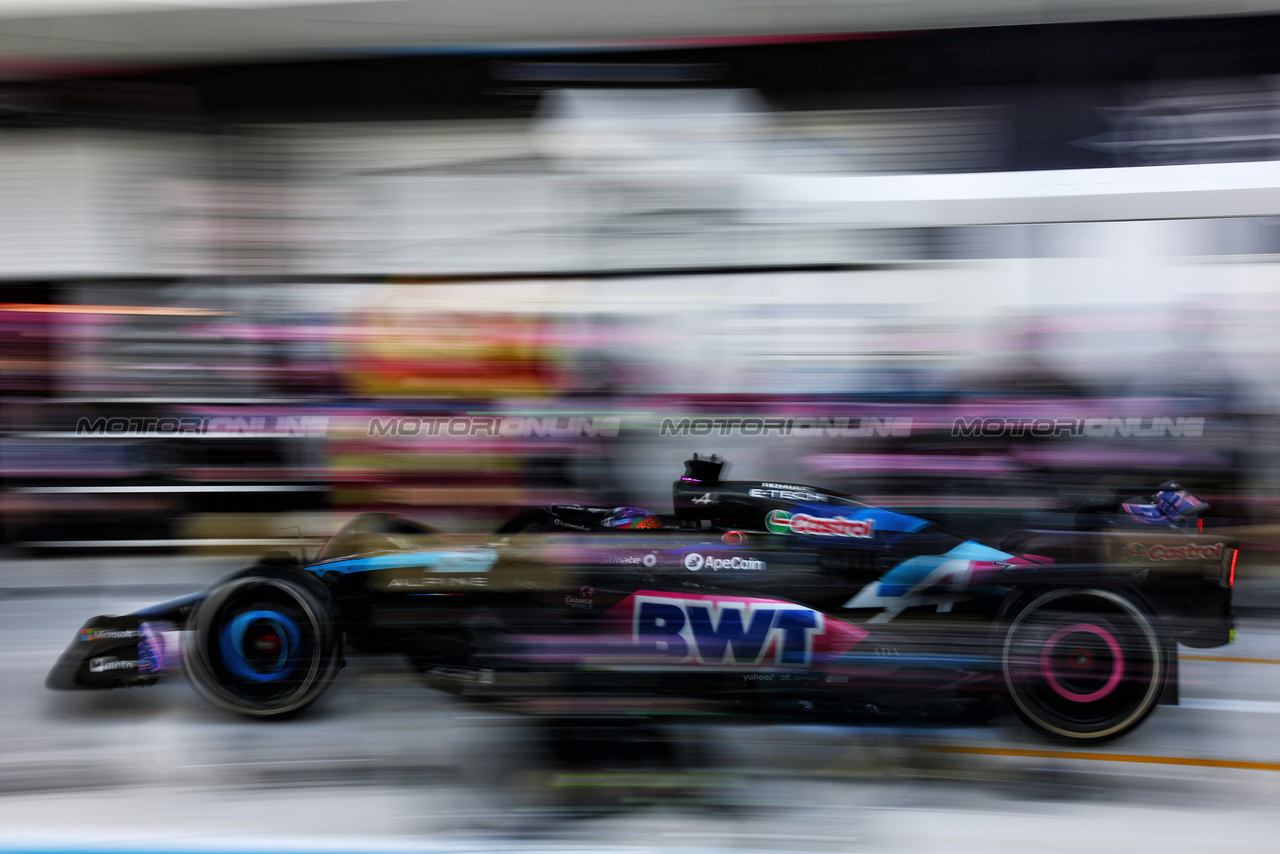 GP MIAMI, Esteban Ocon (FRA) Alpine F1 Team A524 makes a pit stop.

05.05.2024. Formula 1 World Championship, Rd 6, Miami Grand Prix, Miami, Florida, USA, Gara Day.

- www.xpbimages.com, EMail: requests@xpbimages.com © Copyright: Charniaux / XPB Images