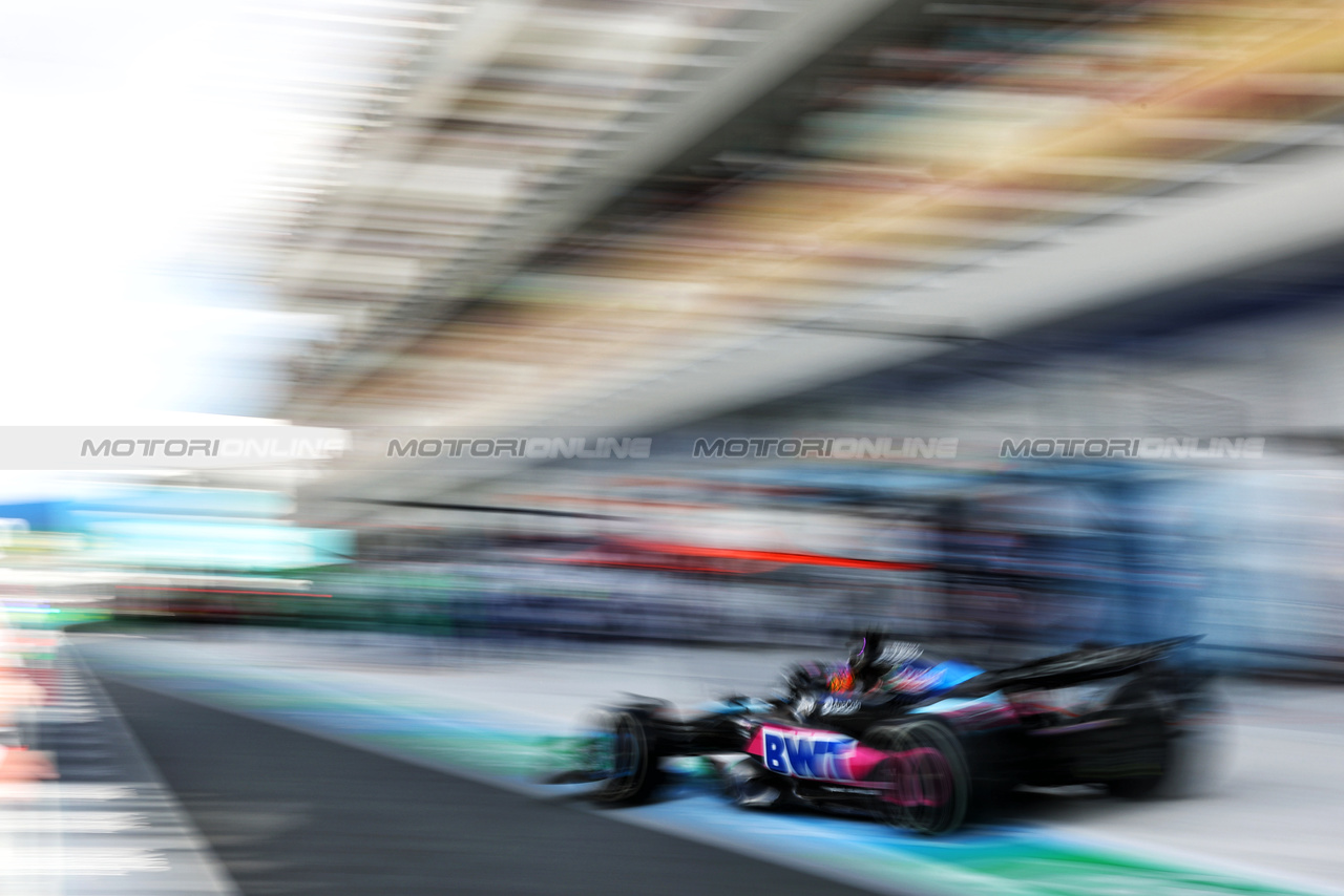 GP MIAMI, Esteban Ocon (FRA) Alpine F1 Team A524 makes a pit stop.

05.05.2024. Formula 1 World Championship, Rd 6, Miami Grand Prix, Miami, Florida, USA, Gara Day.

- www.xpbimages.com, EMail: requests@xpbimages.com © Copyright: Charniaux / XPB Images