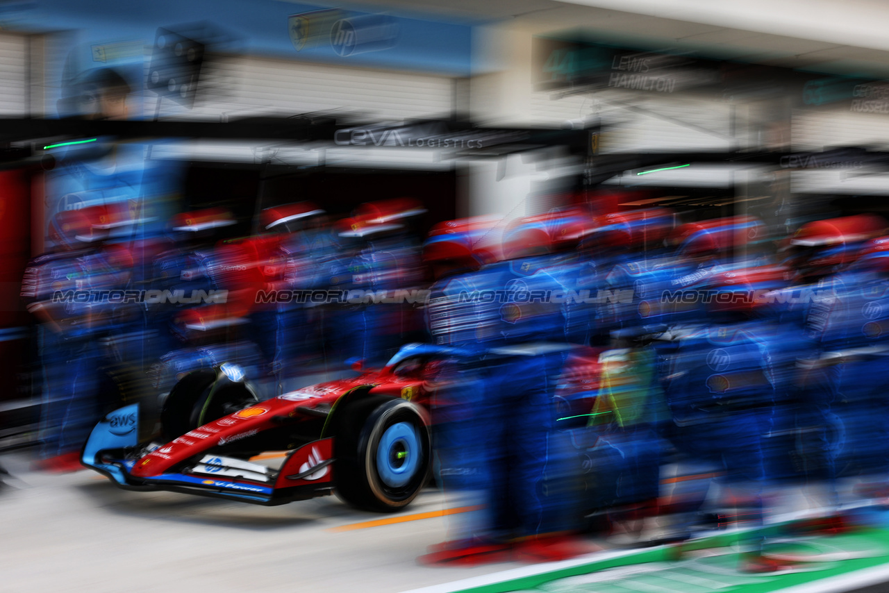 GP MIAMI, Carlos Sainz Jr (ESP) Ferrari SF-24 makes a pit stop.

05.05.2024. Formula 1 World Championship, Rd 6, Miami Grand Prix, Miami, Florida, USA, Gara Day.

- www.xpbimages.com, EMail: requests@xpbimages.com © Copyright: Charniaux / XPB Images