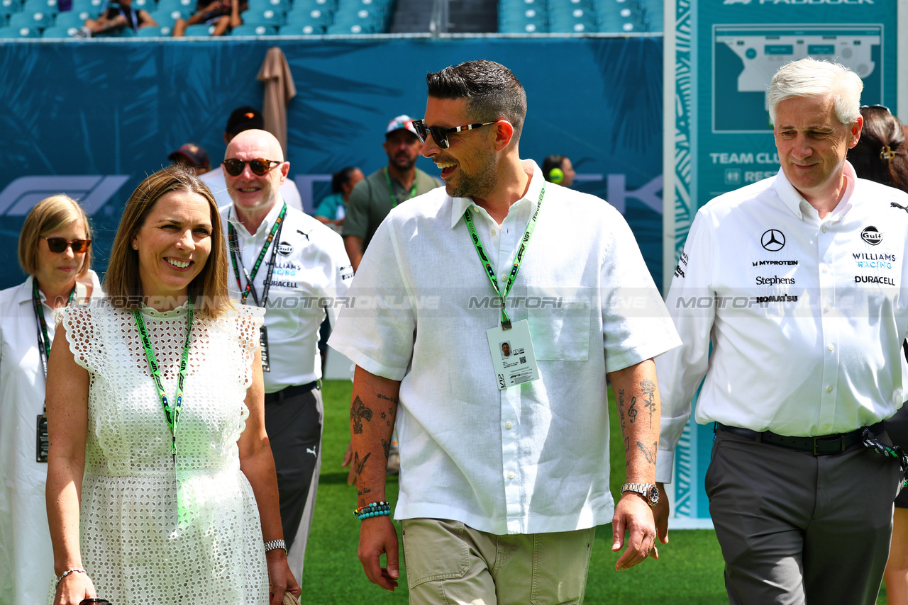 GP MIAMI, (L to R): Claire Williams (GBR) with her husband Marc Harris (GBR) e Matthew Savage, Dorilton Capital Chairman - Williams Racing Director.

05.05.2024. Formula 1 World Championship, Rd 6, Miami Grand Prix, Miami, Florida, USA, Gara Day.

 - www.xpbimages.com, EMail: requests@xpbimages.com © Copyright: Coates / XPB Images