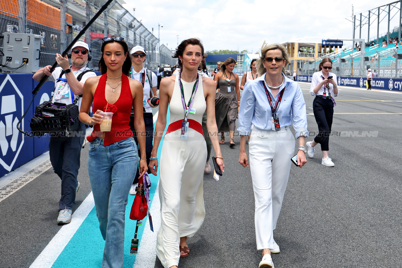 GP MIAMI, Susie Wolff (GBR) F1 Academy Managing Director on the grid (Right).

05.05.2024. FIA Formula Academy, Rd 2, Gara 2, Miami, Florida, USA, Domenica.

- www.xpbimages.com, EMail: requests@xpbimages.com Copyright: XPB Images