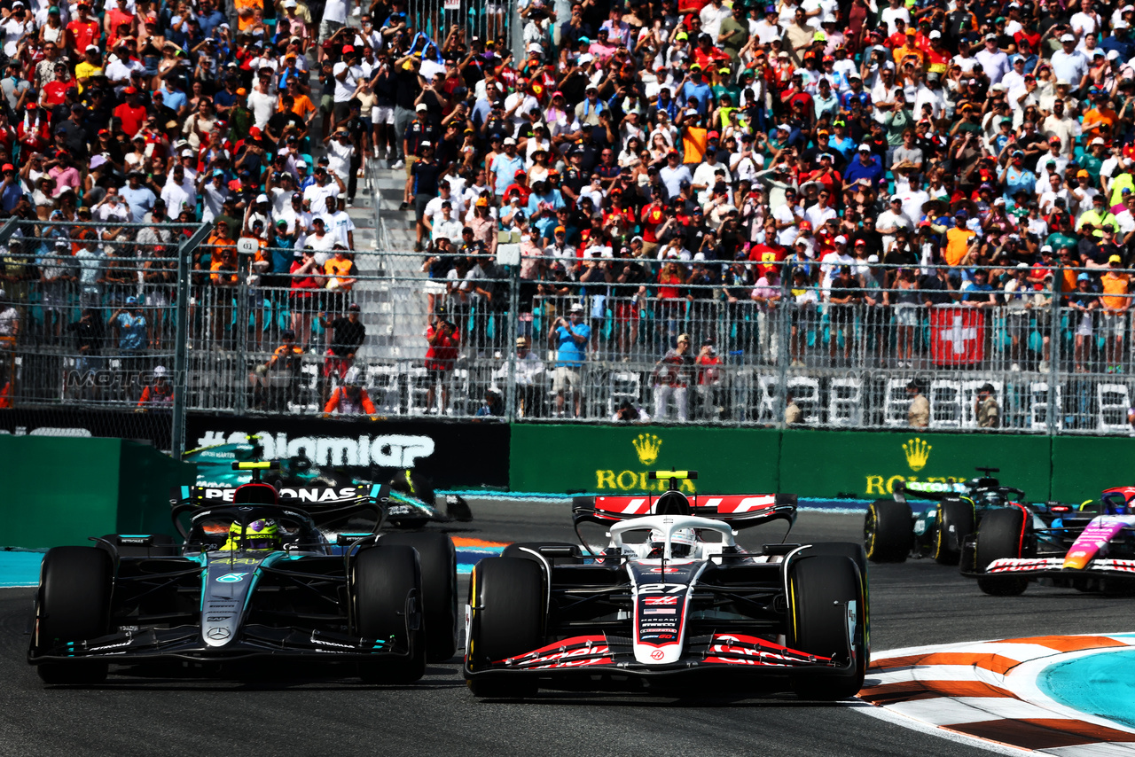 GP MIAMI, Lewis Hamilton (GBR) Mercedes AMG F1 W15 e Nico Hulkenberg (GER) Haas VF-24 battle for position.

05.05.2024. Formula 1 World Championship, Rd 6, Miami Grand Prix, Miami, Florida, USA, Gara Day.

- www.xpbimages.com, EMail: requests@xpbimages.com © Copyright: Charniaux / XPB Images