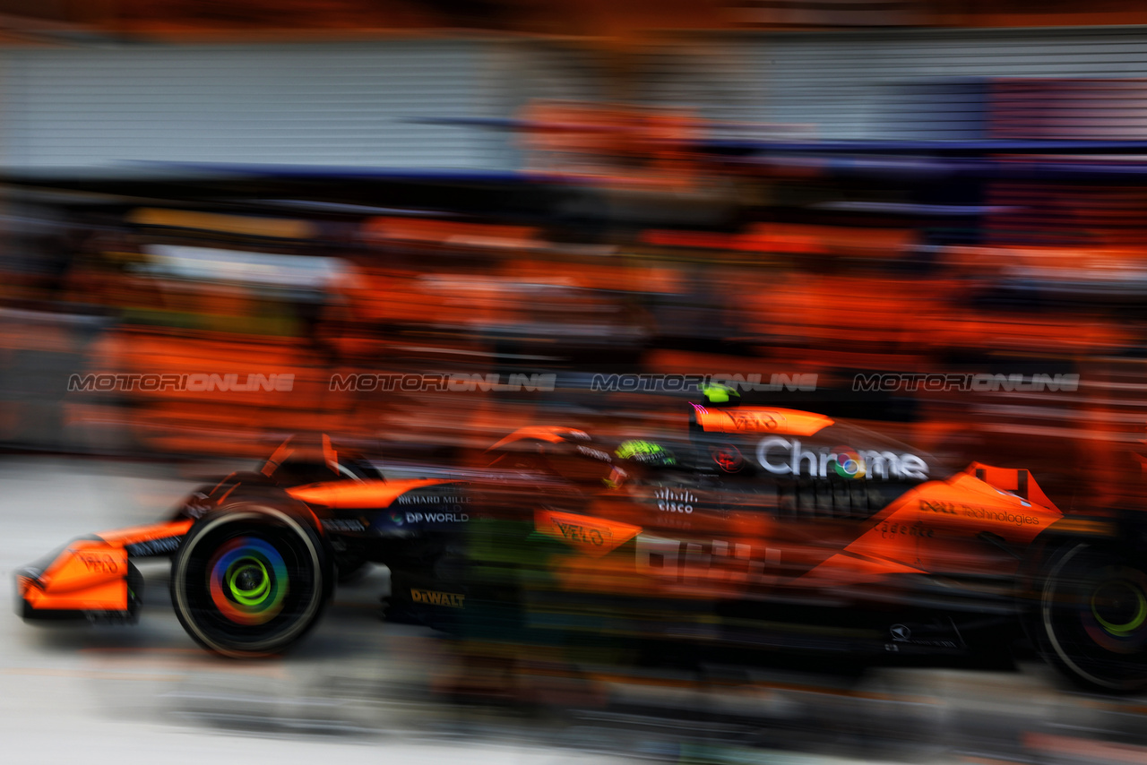 GP MIAMI, Lando Norris (GBR) McLaren MCL38 makes a pit stop.

05.05.2024. Formula 1 World Championship, Rd 6, Miami Grand Prix, Miami, Florida, USA, Gara Day.

- www.xpbimages.com, EMail: requests@xpbimages.com © Copyright: Charniaux / XPB Images