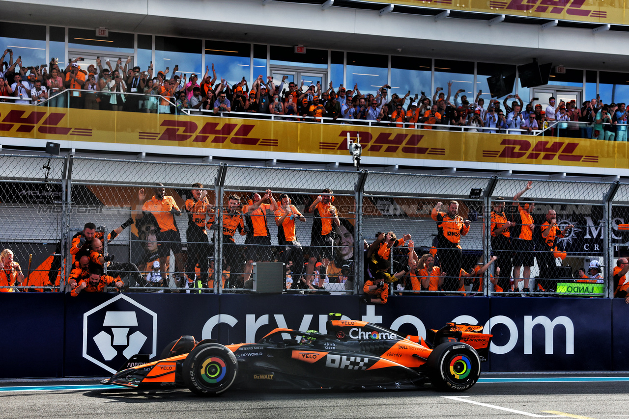 GP MIAMI, Gara winner Lando Norris (GBR) McLaren MCL38 celebrates as he passes his team at the end of the race.

05.05.2024. Formula 1 World Championship, Rd 6, Miami Grand Prix, Miami, Florida, USA, Gara Day.

 - www.xpbimages.com, EMail: requests@xpbimages.com © Copyright: Staley / XPB Images