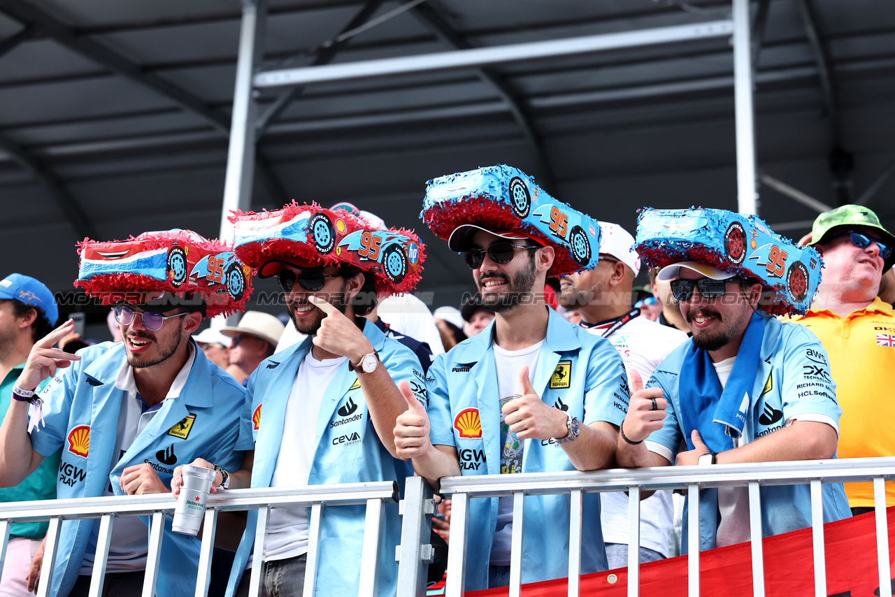 GP MIAMI, Circuit Atmosfera - Ferrari fans.

05.05.2024. Formula 1 World Championship, Rd 6, Miami Grand Prix, Miami, Florida, USA, Gara Day.

 - www.xpbimages.com, EMail: requests@xpbimages.com © Copyright: Staley / XPB Images