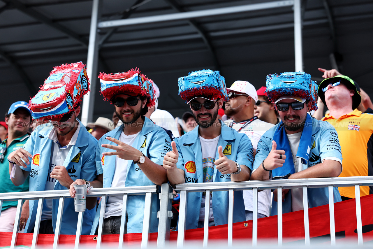 GP MIAMI, Circuit Atmosfera - Ferrari fans.

05.05.2024. Formula 1 World Championship, Rd 6, Miami Grand Prix, Miami, Florida, USA, Gara Day.

 - www.xpbimages.com, EMail: requests@xpbimages.com © Copyright: Staley / XPB Images