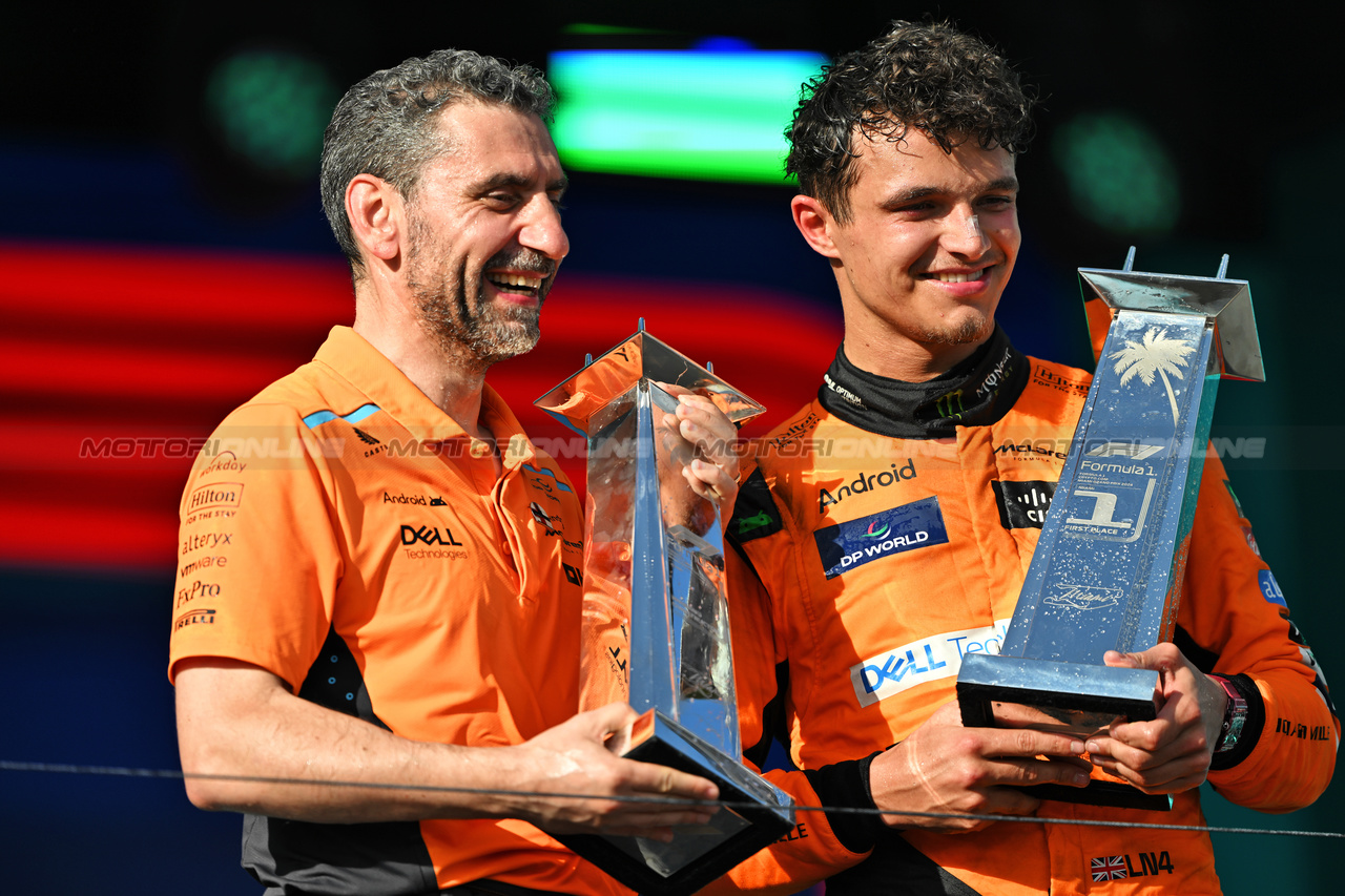 GP MIAMI, (L to R): Andrea Stella (ITA) McLaren Team Principal e vincitore Lando Norris (GBR) McLaren celebrate on the podium.

05.05.2024. Formula 1 World Championship, Rd 6, Miami Grand Prix, Miami, Florida, USA, Gara Day.

- www.xpbimages.com, EMail: requests@xpbimages.com © Copyright: Price / XPB Images