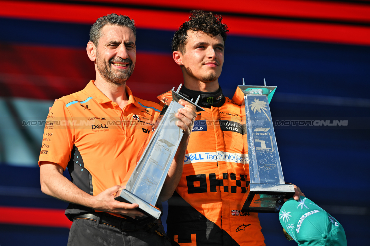 GP MIAMI, (L to R): Andrea Stella (ITA) McLaren Team Principal e vincitore Lando Norris (GBR) McLaren celebrate on the podium.

05.05.2024. Formula 1 World Championship, Rd 6, Miami Grand Prix, Miami, Florida, USA, Gara Day.

- www.xpbimages.com, EMail: requests@xpbimages.com © Copyright: Price / XPB Images