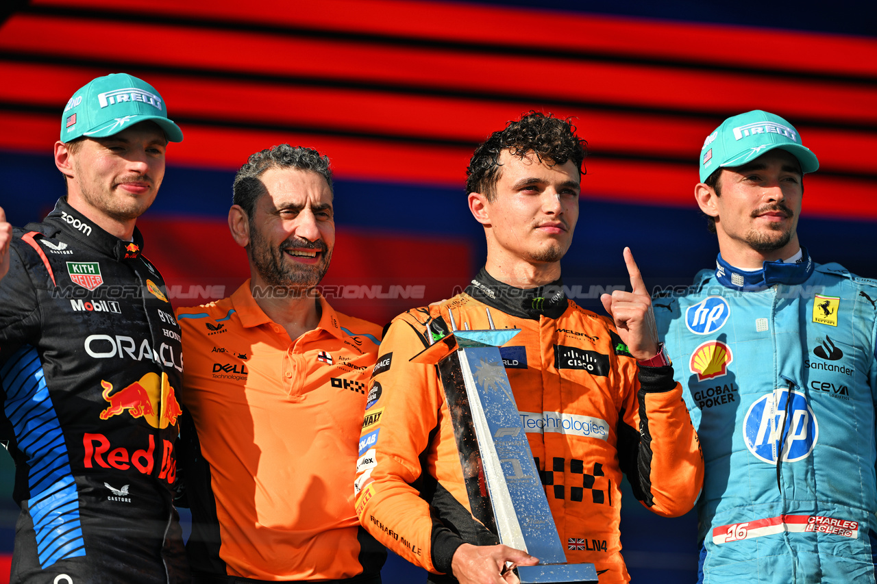 GP MIAMI, The podium (L to R): Max Verstappen (NLD) Red Bull Racing, second; Andrea Stella (ITA) McLaren Team Principal; Lando Norris (GBR) McLaren, vincitore; Charles Leclerc (MON) Ferrari, third.

05.05.2024. Formula 1 World Championship, Rd 6, Miami Grand Prix, Miami, Florida, USA, Gara Day.

- www.xpbimages.com, EMail: requests@xpbimages.com © Copyright: Price / XPB Images