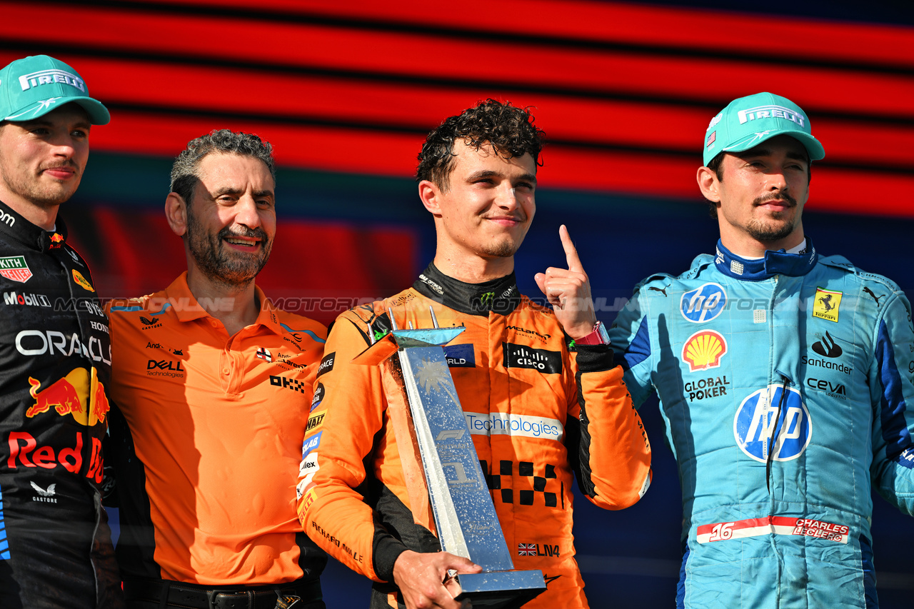 GP MIAMI, The podium (L to R): Max Verstappen (NLD) Red Bull Racing, second; Andrea Stella (ITA) McLaren Team Principal; Lando Norris (GBR) McLaren, vincitore; Charles Leclerc (MON) Ferrari, third.

05.05.2024. Formula 1 World Championship, Rd 6, Miami Grand Prix, Miami, Florida, USA, Gara Day.

- www.xpbimages.com, EMail: requests@xpbimages.com © Copyright: Price / XPB Images