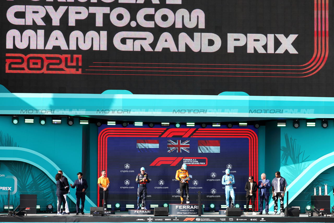 GP MIAMI, The podium (L to R): Andrea Stella (ITA) McLaren Team Principal; Max Verstappen (NLD) Red Bull Racing, second; Lando Norris (GBR) McLaren, vincitore; Charles Leclerc (MON) Ferrari, third.

05.05.2024. Formula 1 World Championship, Rd 6, Miami Grand Prix, Miami, Florida, USA, Gara Day.

- www.xpbimages.com, EMail: requests@xpbimages.com © Copyright: Bearne / XPB Images