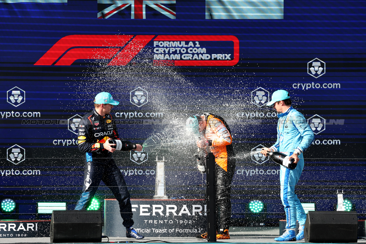 GP MIAMI, The podium (L to R): Max Verstappen (NLD) Red Bull Racing, second; Lando Norris (GBR) McLaren, vincitore; Charles Leclerc (MON) Ferrari, third.

05.05.2024. Formula 1 World Championship, Rd 6, Miami Grand Prix, Miami, Florida, USA, Gara Day.

- www.xpbimages.com, EMail: requests@xpbimages.com © Copyright: Bearne / XPB Images