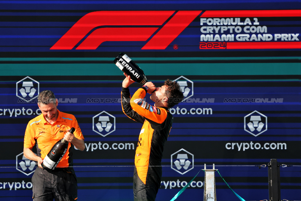 GP MIAMI, (L to R): Andrea Stella (ITA) McLaren Team Principal with vincitore Lando Norris (GBR) McLaren on the podium.

05.05.2024. Formula 1 World Championship, Rd 6, Miami Grand Prix, Miami, Florida, USA, Gara Day.

- www.xpbimages.com, EMail: requests@xpbimages.com © Copyright: Bearne / XPB Images