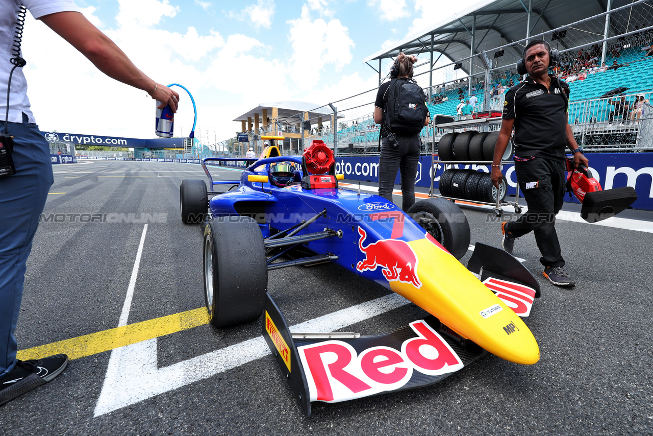 GP MIAMI, Emely De Heus (NLD) MP Motorsport on the grid.

05.05.2024. FIA Formula Academy, Rd 2, Gara 2, Miami, Florida, USA, Domenica.

- www.xpbimages.com, EMail: requests@xpbimages.com Copyright: XPB Images