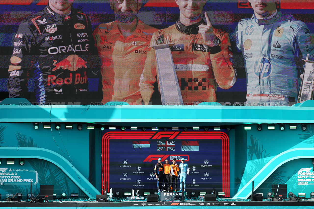 GP MIAMI, The podium (L to R): Max Verstappen (NLD) Red Bull Racing, second; Andrea Stella (ITA) McLaren Team Principal; Lando Norris (GBR) McLaren, vincitore; Charles Leclerc (MON) Ferrari, third.

05.05.2024. Formula 1 World Championship, Rd 6, Miami Grand Prix, Miami, Florida, USA, Gara Day.

- www.xpbimages.com, EMail: requests@xpbimages.com © Copyright: Bearne / XPB Images