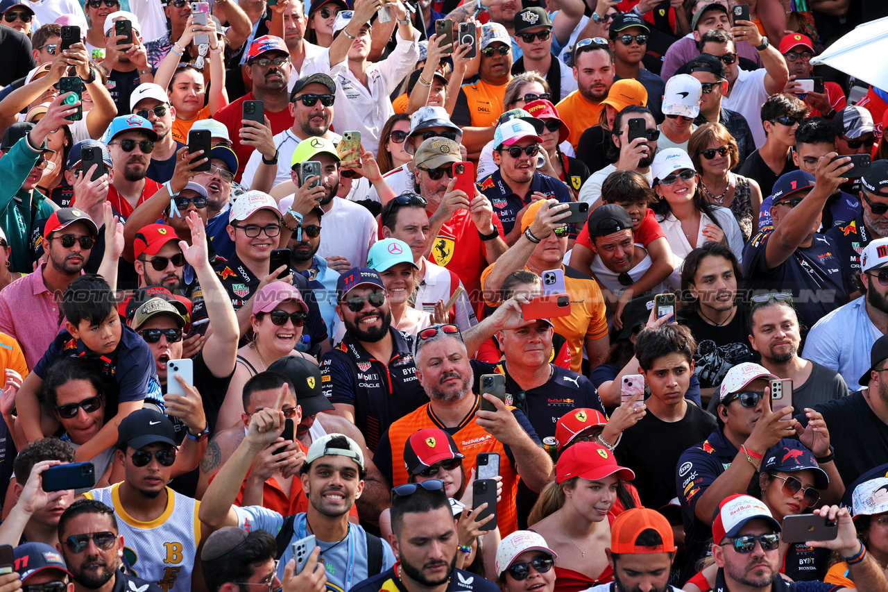 GP MIAMI, Circuit Atmosfera - race fans.

05.05.2024. Formula 1 World Championship, Rd 6, Miami Grand Prix, Miami, Florida, USA, Gara Day.

- www.xpbimages.com, EMail: requests@xpbimages.com © Copyright: Bearne / XPB Images