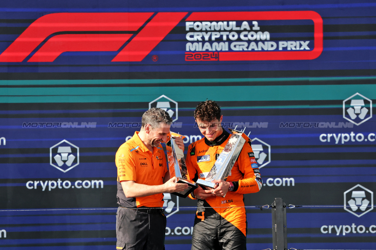 GP MIAMI, (L to R): Andrea Stella (ITA) McLaren Team Principal celebrates with vincitore Lando Norris (GBR) McLaren on the podium.

05.05.2024. Formula 1 World Championship, Rd 6, Miami Grand Prix, Miami, Florida, USA, Gara Day.

- www.xpbimages.com, EMail: requests@xpbimages.com © Copyright: Bearne / XPB Images