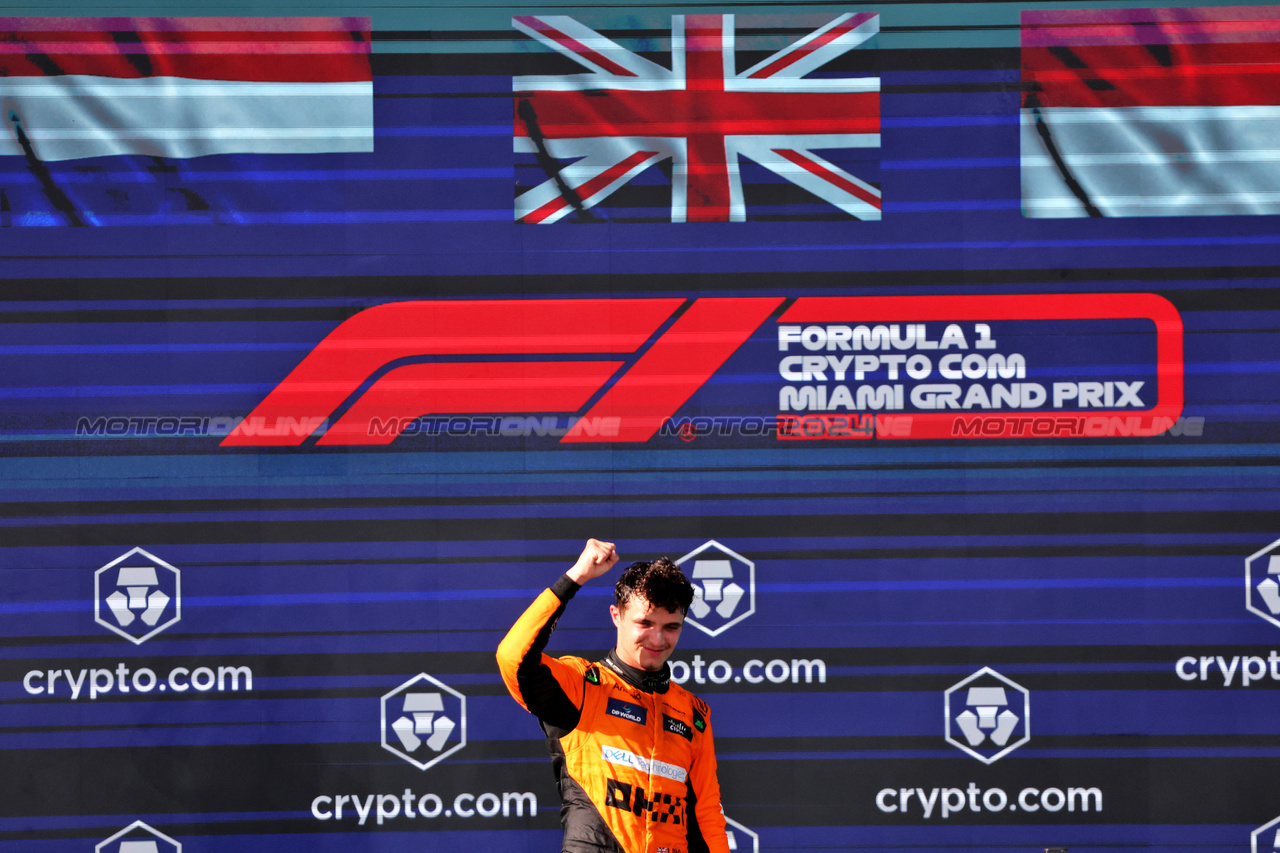 GP MIAMI, Gara winner Lando Norris (GBR) McLaren celebrates on the podium.

05.05.2024. Formula 1 World Championship, Rd 6, Miami Grand Prix, Miami, Florida, USA, Gara Day.

- www.xpbimages.com, EMail: requests@xpbimages.com © Copyright: Bearne / XPB Images