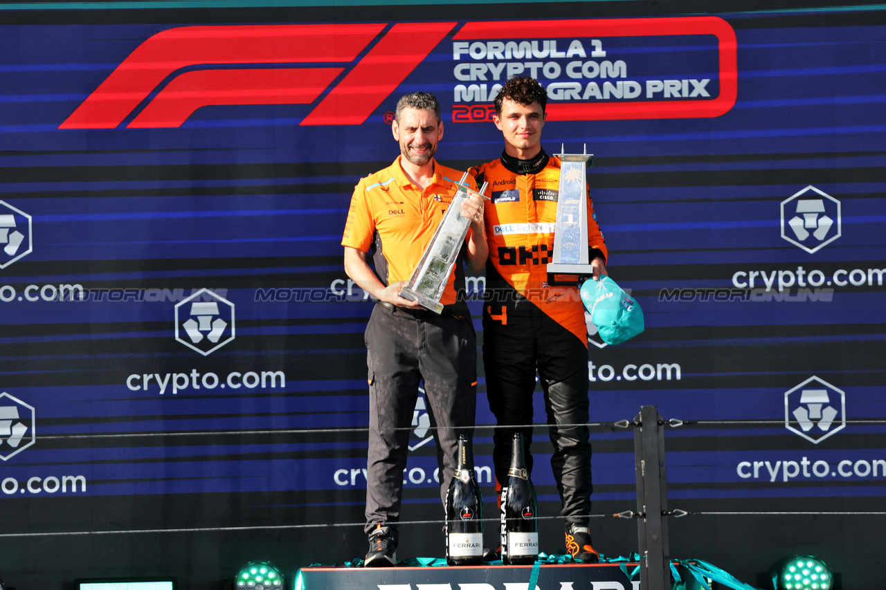 GP MIAMI, (L to R): Andrea Stella (ITA) McLaren Team Principal celebrates with vincitore Lando Norris (GBR) McLaren on the podium.

05.05.2024. Formula 1 World Championship, Rd 6, Miami Grand Prix, Miami, Florida, USA, Gara Day.

- www.xpbimages.com, EMail: requests@xpbimages.com © Copyright: Bearne / XPB Images