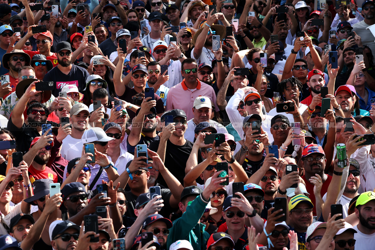 GP MIAMI, Circuit Atmosfera - race fans.

05.05.2024. Formula 1 World Championship, Rd 6, Miami Grand Prix, Miami, Florida, USA, Gara Day.

- www.xpbimages.com, EMail: requests@xpbimages.com © Copyright: Bearne / XPB Images