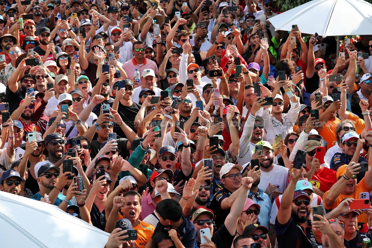 GP MIAMI, Circuit Atmosfera - race fans.

05.05.2024. Formula 1 World Championship, Rd 6, Miami Grand Prix, Miami, Florida, USA, Gara Day.

- www.xpbimages.com, EMail: requests@xpbimages.com © Copyright: Bearne / XPB Images