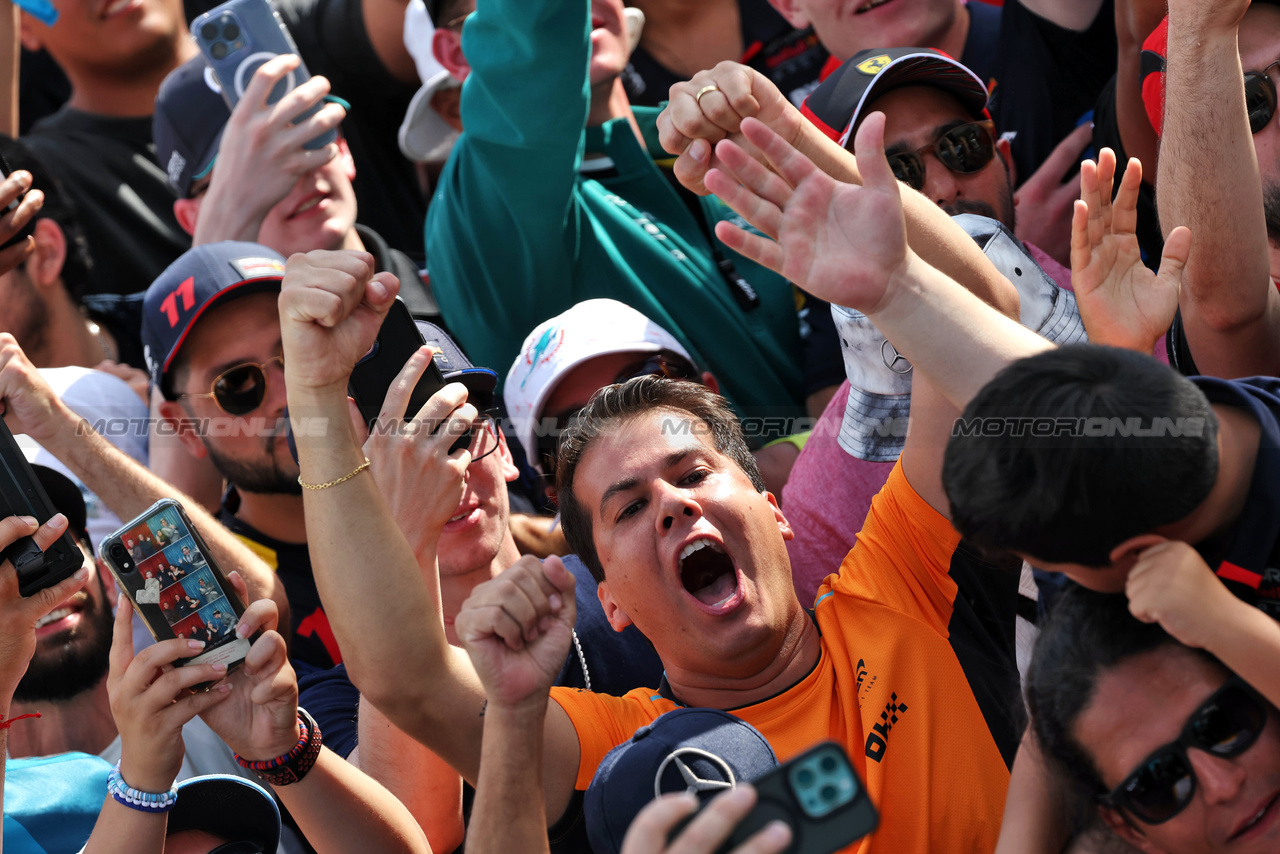 GP MIAMI, Circuit Atmosfera - race fans.

05.05.2024. Formula 1 World Championship, Rd 6, Miami Grand Prix, Miami, Florida, USA, Gara Day.

- www.xpbimages.com, EMail: requests@xpbimages.com © Copyright: Bearne / XPB Images