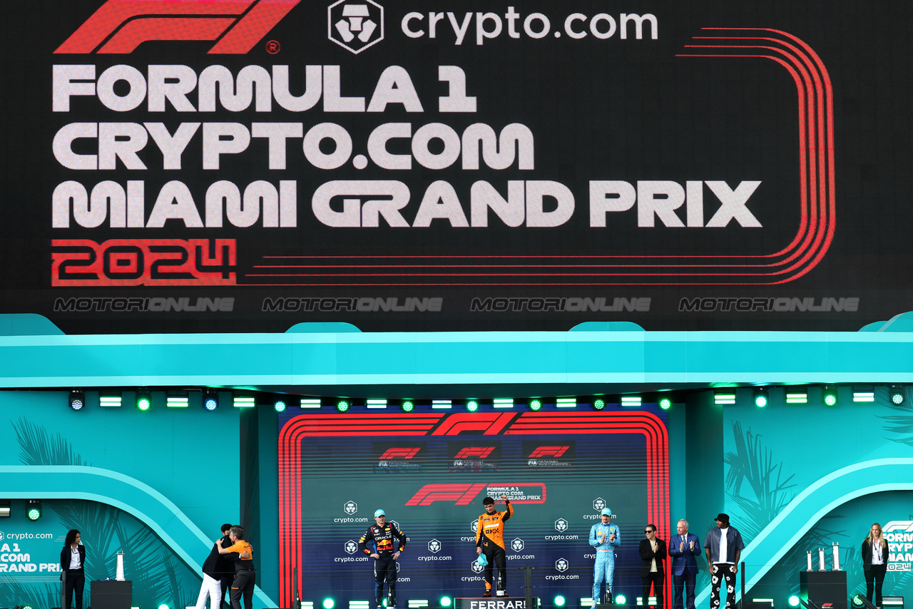 GP MIAMI, The podium (L to R): Andrea Stella (ITA) McLaren Team Principal; Max Verstappen (NLD) Red Bull Racing, second; Lando Norris (GBR) McLaren, vincitore; Charles Leclerc (MON) Ferrari, third.

05.05.2024. Formula 1 World Championship, Rd 6, Miami Grand Prix, Miami, Florida, USA, Gara Day.

- www.xpbimages.com, EMail: requests@xpbimages.com © Copyright: Bearne / XPB Images