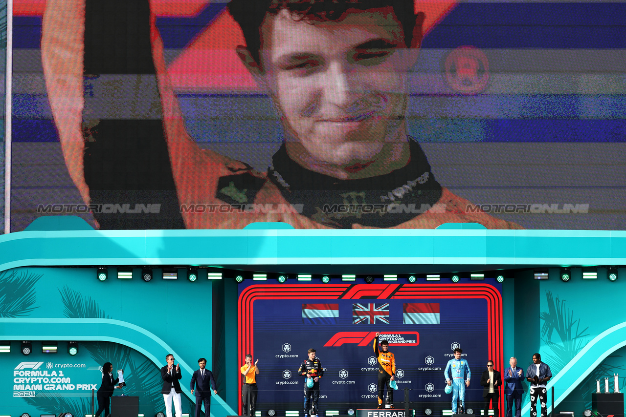 GP MIAMI, The podium (L to R): Andrea Stella (ITA) McLaren Team Principal; Max Verstappen (NLD) Red Bull Racing, second; Lando Norris (GBR) McLaren, vincitore; Charles Leclerc (MON) Ferrari, third.

05.05.2024. Formula 1 World Championship, Rd 6, Miami Grand Prix, Miami, Florida, USA, Gara Day.

- www.xpbimages.com, EMail: requests@xpbimages.com © Copyright: Bearne / XPB Images