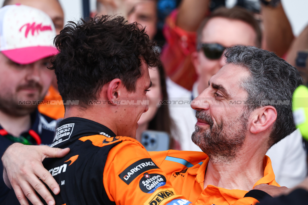 GP MIAMI, Gara winner Lando Norris (GBR) McLaren celebrates in parc ferme with Andrea Stella (ITA) McLaren Team Principal e the team.

05.05.2024. Formula 1 World Championship, Rd 6, Miami Grand Prix, Miami, Florida, USA, Gara Day.

- www.xpbimages.com, EMail: requests@xpbimages.com © Copyright: Charniaux / XPB Images