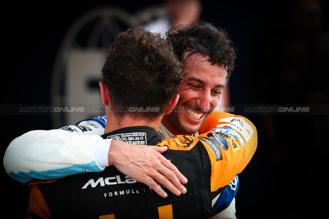 GP MIAMI, Gara winner Lando Norris (GBR) McLaren celebrates in parc ferme with Daniel Ricciardo (AUS) RB.

05.05.2024. Formula 1 World Championship, Rd 6, Miami Grand Prix, Miami, Florida, USA, Gara Day.

- www.xpbimages.com, EMail: requests@xpbimages.com © Copyright: Charniaux / XPB Images