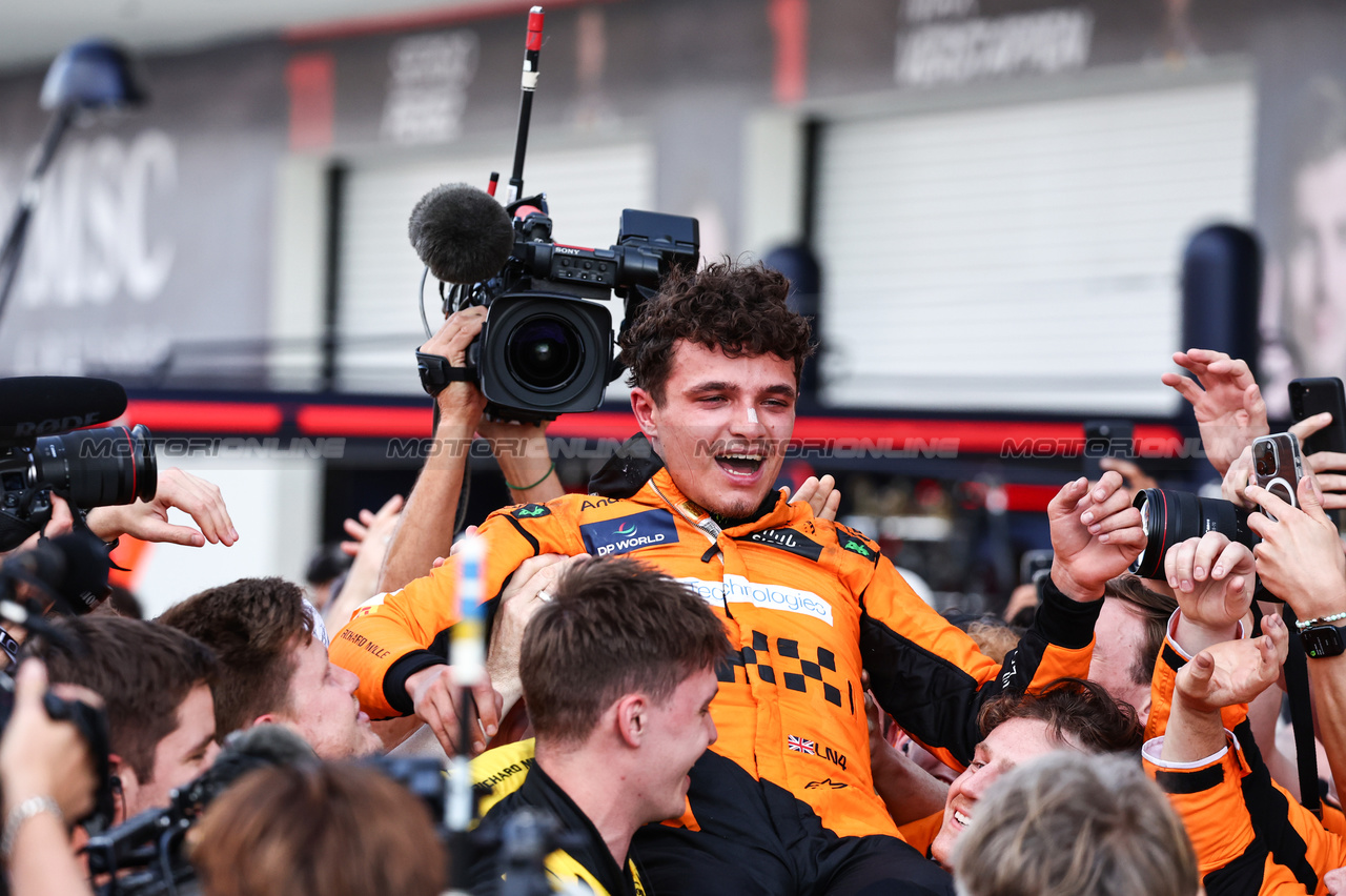 GP MIAMI, Gara winner Lando Norris (GBR) McLaren celebrates in parc ferme with the team.

05.05.2024. Formula 1 World Championship, Rd 6, Miami Grand Prix, Miami, Florida, USA, Gara Day.

- www.xpbimages.com, EMail: requests@xpbimages.com © Copyright: Charniaux / XPB Images