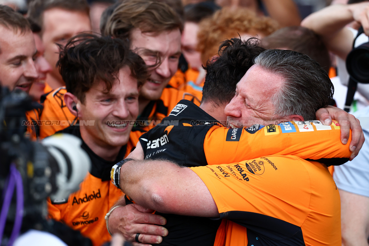 GP MIAMI, Gara winner Lando Norris (GBR) McLaren celebrates in parc ferme with Zak Brown (USA) McLaren Executive Director e the team.

05.05.2024. Formula 1 World Championship, Rd 6, Miami Grand Prix, Miami, Florida, USA, Gara Day.

- www.xpbimages.com, EMail: requests@xpbimages.com © Copyright: Charniaux / XPB Images